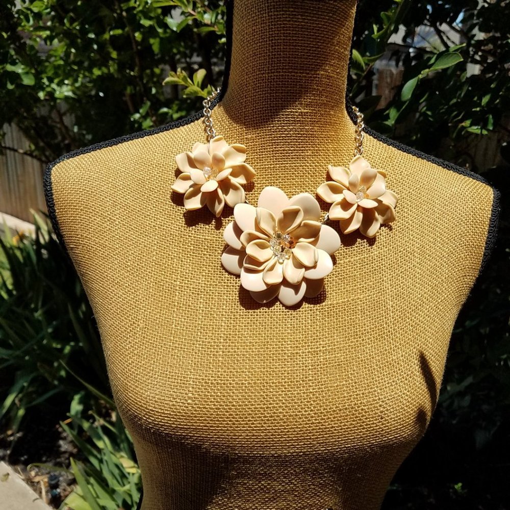SUMMER! SUMMER!! SUMMER!!! Talbots Cream Flowers Necklace